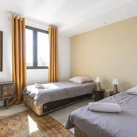 Holiday home Domaine Sesquier Mas D'exception Belle De Nuit Meze